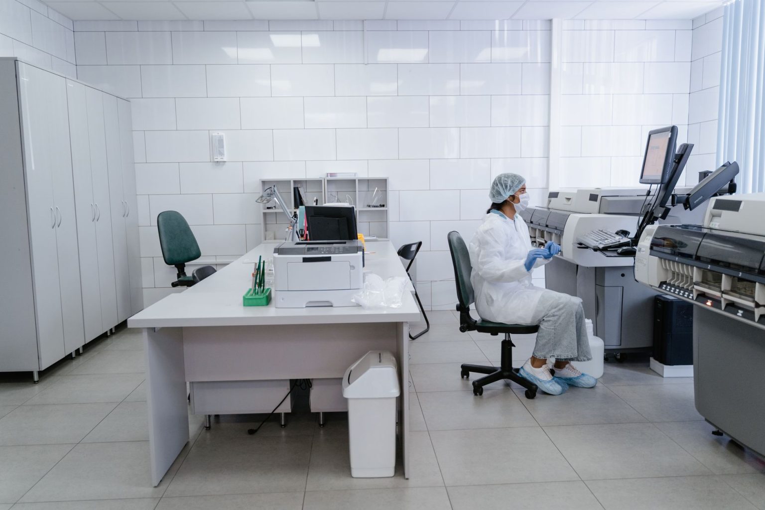 Cientista trabalha atentamente em um laboratório equipado.