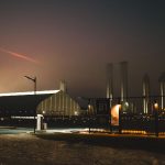 Instalação da SpaceX em Brownsville, no Texas, vista à noite entre névoa e luzes.