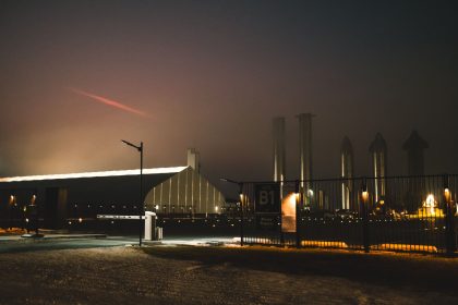 Instalação da SpaceX em Brownsville, no Texas, vista à noite entre névoa e luzes.